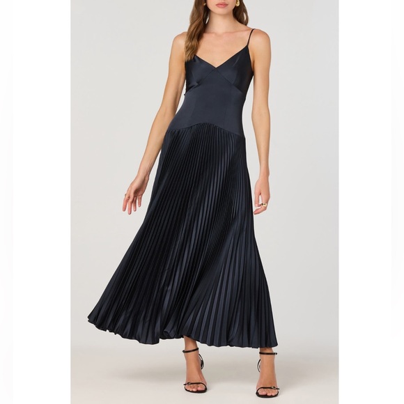 ASTR the Label Navy Pleated Drop Waist Dress New! - Picture 2 of 12